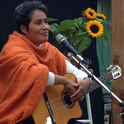 LUPE-Singing in Nederland with sunflowers